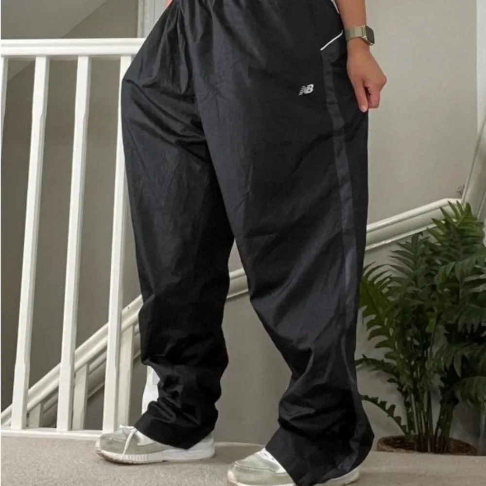 New Balance Black Sweatpants with Relaxed Fit - Picture 1 of 5